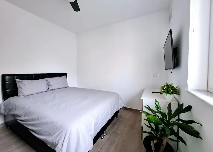 V86 - Agatha - Near The Sea *